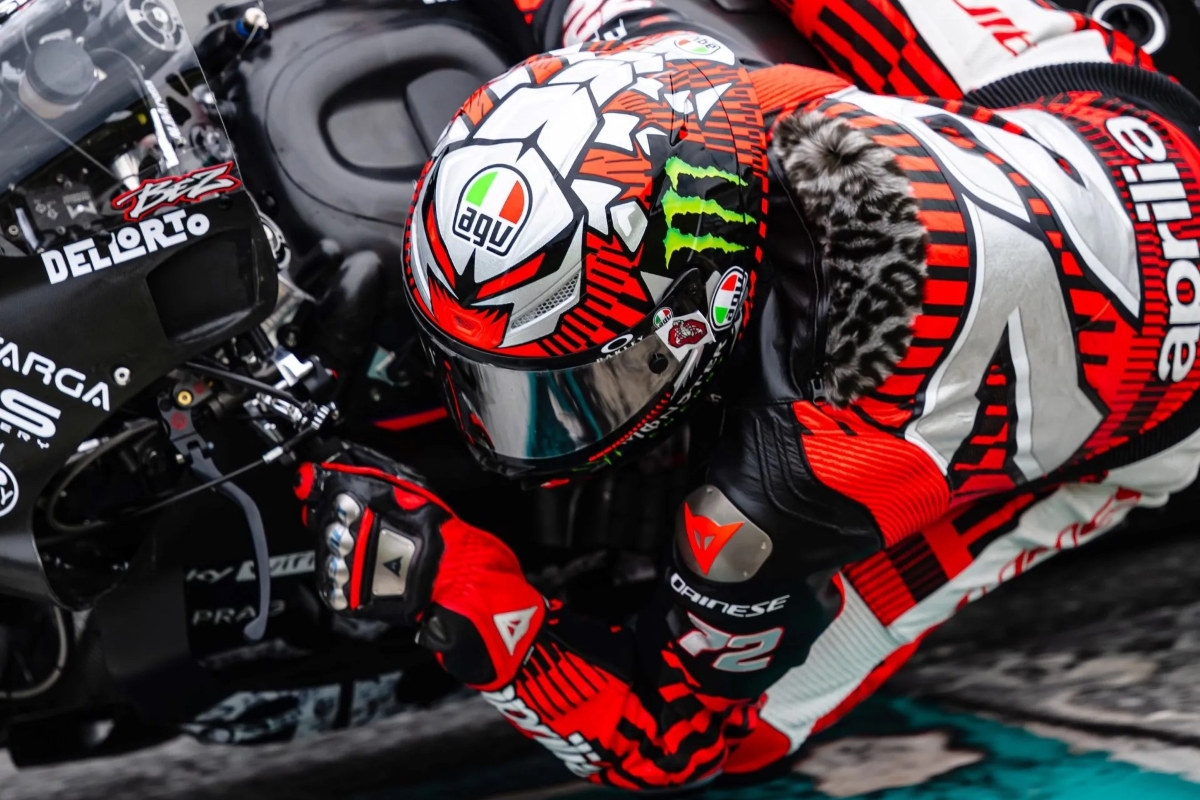 Bezzecchi riding the Aprilia bike
