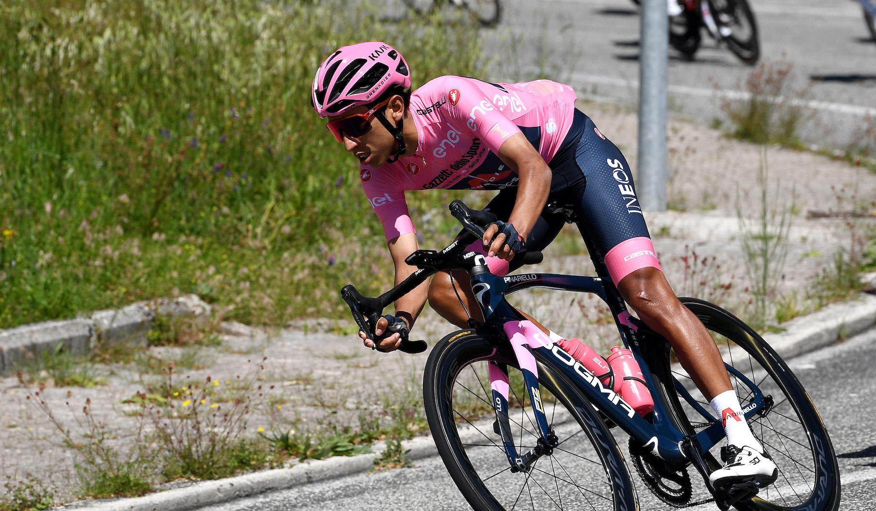 egan bernal in maglia rosa