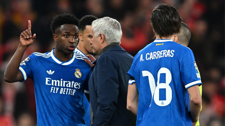 José Mourinho speaking to Vinicius Jr. Source: DAZN