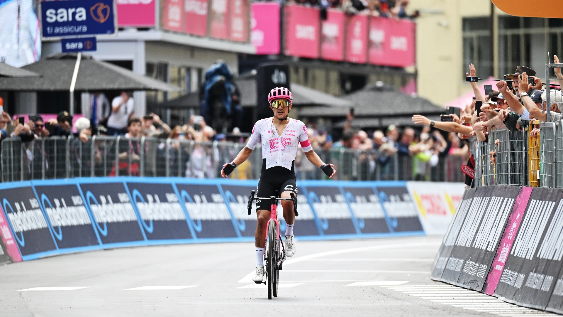 Carapaz R. winning the stage at 2025 Giro